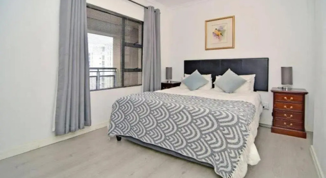 Great 2 bedroom, serviced apartment, views, pool!, Boek Appartement Sandton 