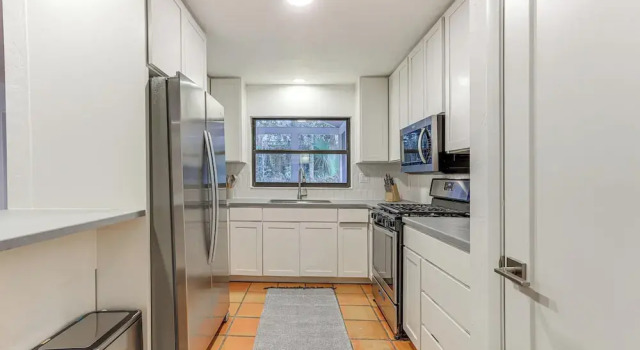 Коттедж Sunny Gainesville Home ~ Half-mi to UF Campus!
