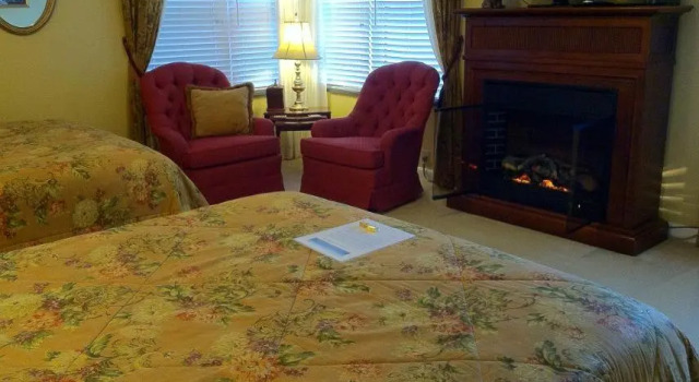 Четырёхместный номер Standard с видом на горы Brookside Mountain Mist Inn