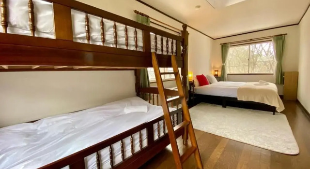 Кровать в общем номере Chalet Strickland