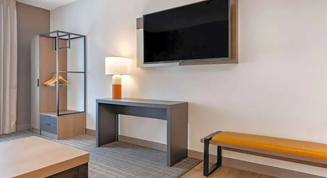 Люкс Comfort Suites Cottage Grove-Madison