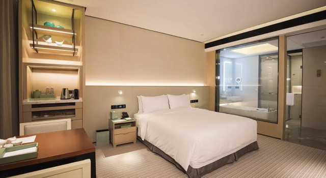 Люкс с видом на озеро Virtuous World Hotel