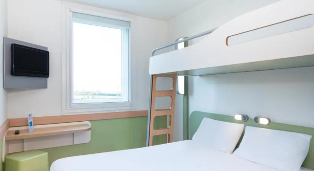 Трёхместный номер Standard Ibis Budget Vélizy