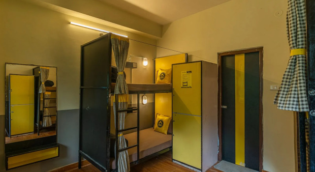 Кровать в общем номере The Hosteller Kasol