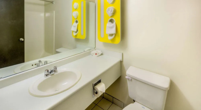Четырёхместный люкс Deluxe Motel 6-Regina, SK