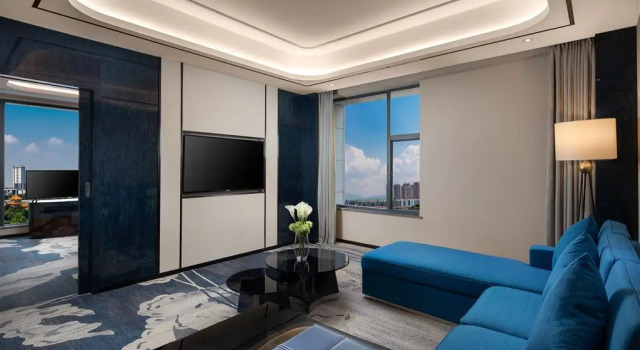 Ramada by Wyndham Mengzi Suites, Book Hotel Hoteller i Mengzi med parkering, Parkering