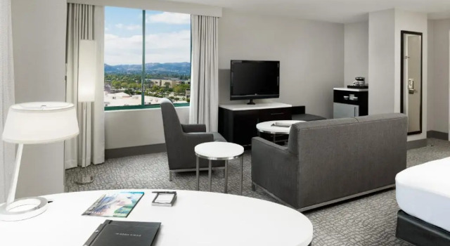 Двухместный номер Corner Deluxe Hilton Woodland Hills/ Los Angeles