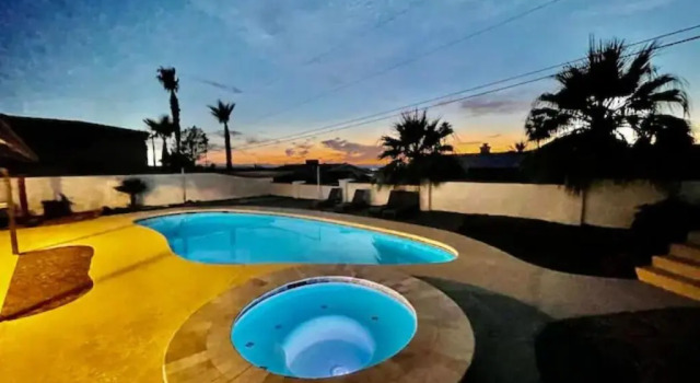 Коттедж NEW - Havasunny Stay - Sleeps 16, Pool, Spa, Game Room, Fire Pit, Sunsets, Near Lake
