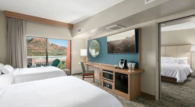 Четырёхместный номер Superior с балконом и с видом на горы Matterhorn Inn