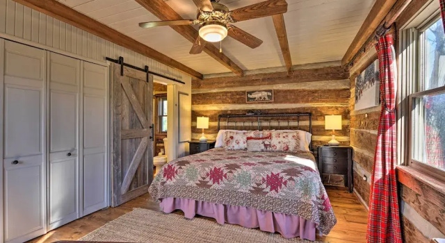 Коттедж с 2 комнатами Cabin Near Boone w/ Hot Tub & Mountain Views