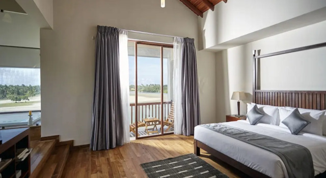 Suite junior 1 dormitorio con balcón y con vista al río Amaranthe Bay Resort & Spa