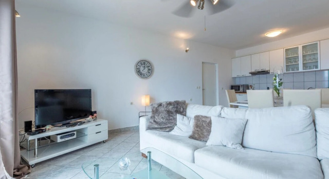 Awesome Home in Jesenice With Wifi and 3 Bedrooms, Book Hotel Jesenice Split Region