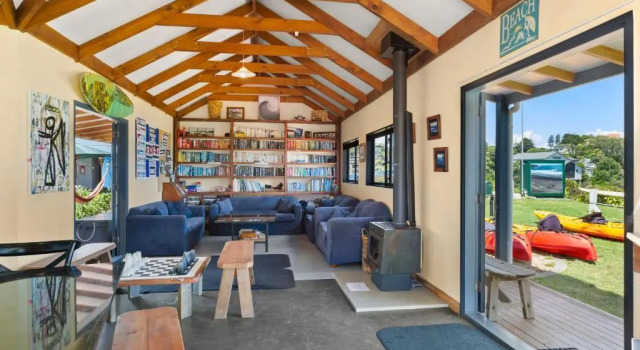 Кровать в общем номере Raglan Backpackers