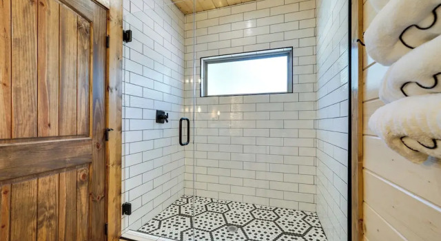 Family-friendly Broken Bow Cabin Rental w/ Hot Tub, Book Hotel Hoteller i Hochatown med parkering, Parkering