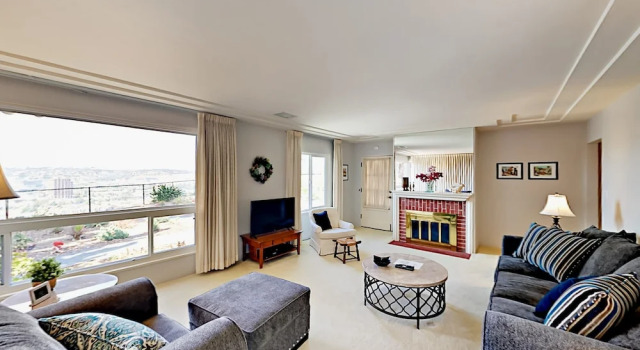 Home with Mission Valley Views by RedAwning, Забронировать Отель Мишен-Вели Сан-Диего, рядом с Scripps Coastal Medical Center