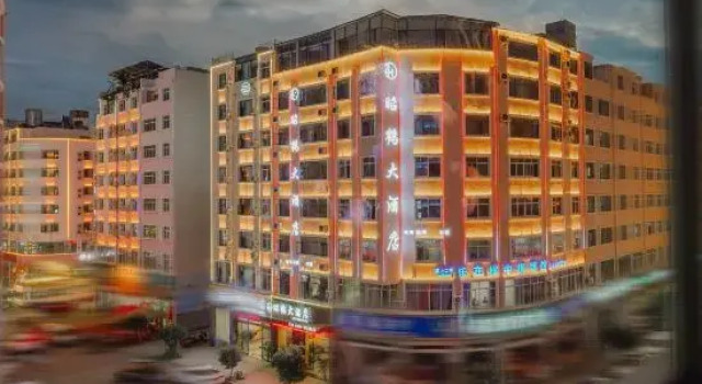 Zhaohe Grand Hotel (Zhaotong Jinhai Building Materials ), Buchen Sie Hotel Hotels in Yunnan mit Parkplatz, Parkplätze