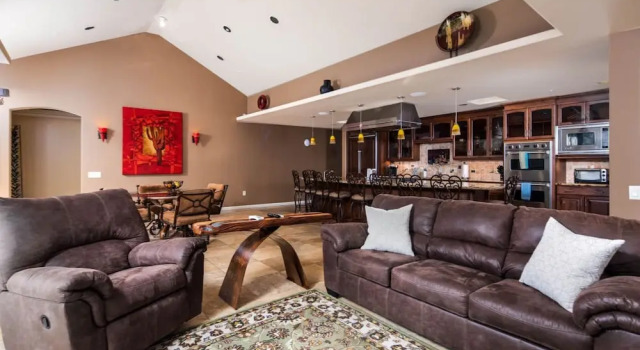 The Inn Above Oak Creek, Book Bed and Breakfast Hoteller i Oak Creek med parkering, Parkering