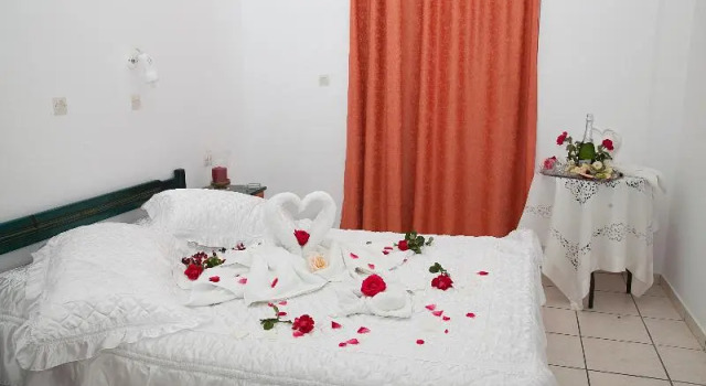 Трёхместный номер Standard с балконом и с видом на сад Hotel Athinoula