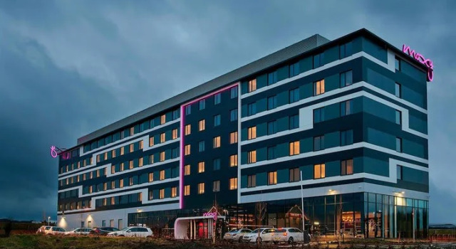 Кровать в общем номере Moxy Aberdeen Airport