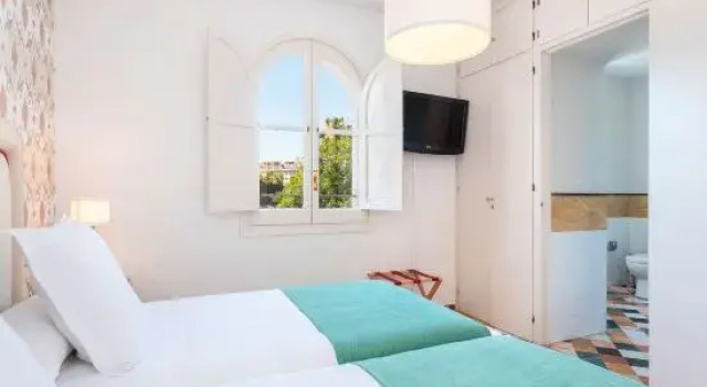 Кровать в общем номере Traditional Sevillian House 6 BD and private terrace. Campamento
