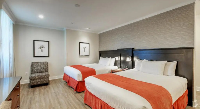 Четырёхместный номер Standard Strathcona Hotel