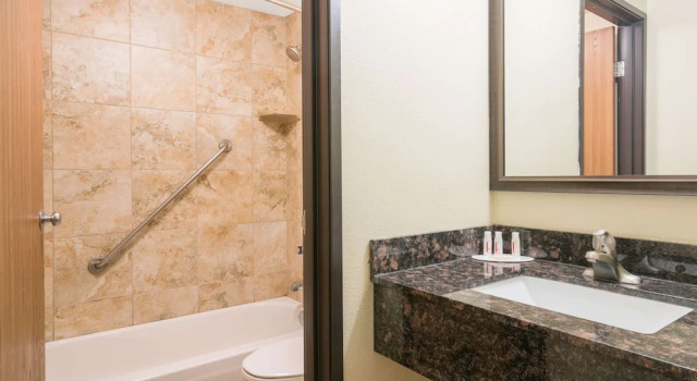 Номер Standard Days Inn & Suites by Wyndham Baxter Brainerd Area