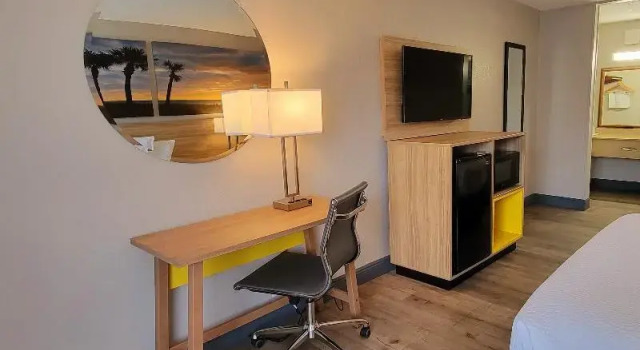 Трёхместный номер Standard Days Inn by Wyndham Titusville Kennedy Space Center