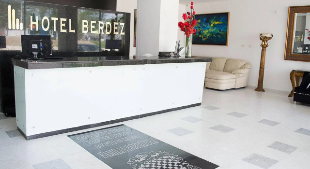 Hotel Berdez, Забронировать Отель Нейва Уила