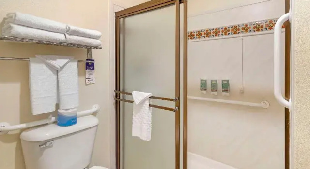 Четырёхместный номер Standard с балконом Best Western Casa Grande Inn