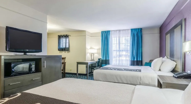 Шестиместный номер Executive La Quinta by Wyndham Kansas City Airport