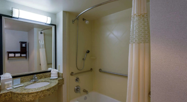 Четырёхместный номер Standard Hampton Inn by Hilton Garden City Long Island