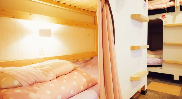 Кровать в общем номере (женский номер) с балконом G'inns guest house - Hostel