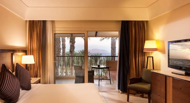 Двухместный номер seafront Grand Rotana Hotel Resort and Spa