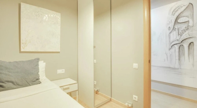 Spacious 4bed in Central Barcelona, 8mins to Metro, Забронировать Отель Барселона провинция Барселона, рядом с Jove Regina Theatre