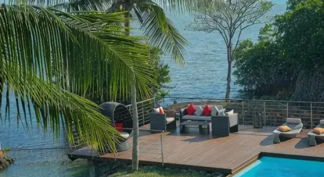 Люкс с видом на бассейн Villa Hundira