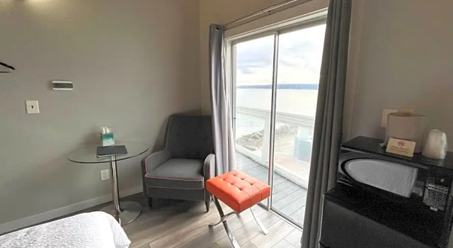 Номер Deluxe с видом на море Tides Inn & Suites