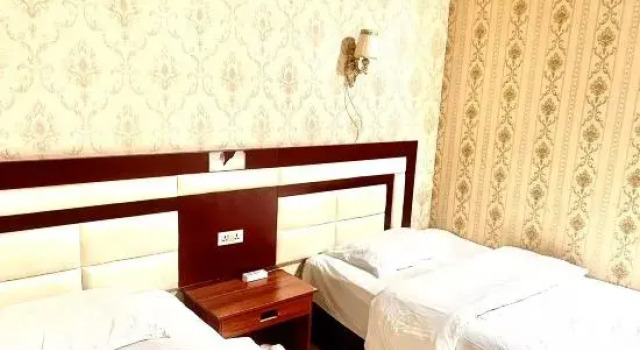 Кровать в общем номере Chuxiong Jinfu Hotel