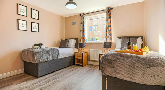 Cosy Two Bedroom, Two Bathroom Apartment in Milton Keynes by HP Accommodation - Free Parking and Wifi, Забронировать Апартаменты/квартира Апартаменты Милтон-Кинс, рядом с Inspired Gourmet Cookery School, Апартаменты/квартира