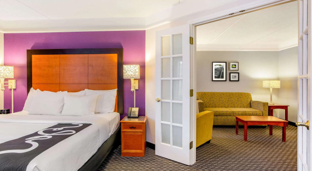 La Quinta Inn & Suites Raleigh Durham International Airport, Rezervați Hotel Cary Raleigh-Durham Metropolitan Area