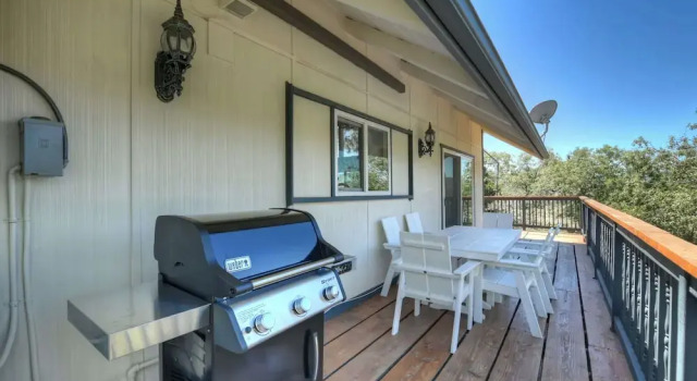 Коттедж Casa Del Lago Spacious 4 Story Gated Home
