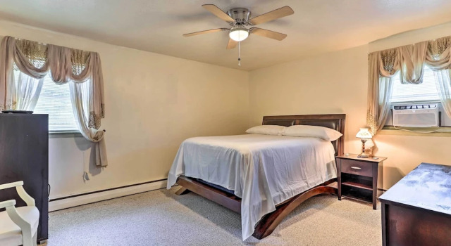 Family-friendly Allentown Abode w/ Backyard!, Buchen Sie Ferienhaus Villen in ABE, Villa
