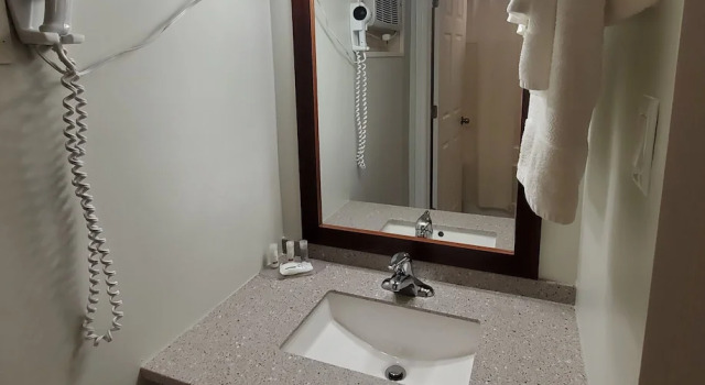 Шестиместный номер Standard с балконом Imperial Fireside Inn