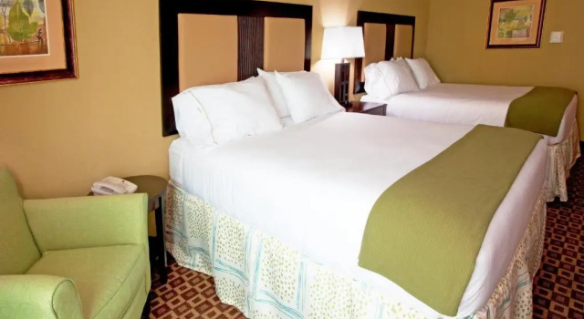 Четырёхместный номер Standard Holiday Inn Express Hotel & Suites Chaffee - Jacksonville West by IHG