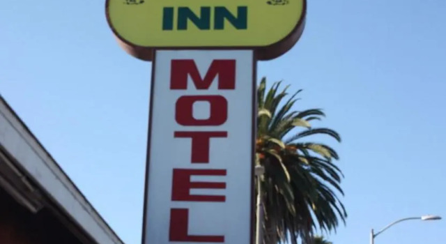 Кровать в общем номере Crenshaw Inn Motel