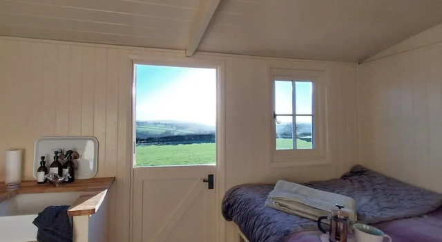 The Musterer's Hut, Outdoor Bath & Valley View, Varaa Hotelli Llangathen Glamorgan