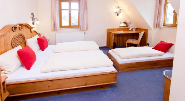 Четырёхместный номер Standard AKZENT Hotel Krone