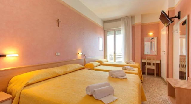 Четырёхместный номер Standard с балконом Hotel Nella