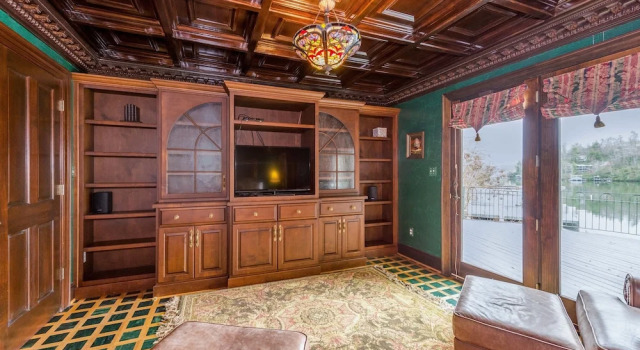 Magnificant & Private Lakefront 5 Bedroom Home, Забронировать Дом для отпуска Виллы Лейк-Лур, рядом с Озеро Лур, Вилла