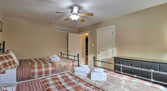 Коттедж < Half-mi to Skiing: Lake Harmony Home w/ Hot Tub