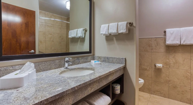 Люкс с 2 комнатами Drury Inn & Suites Cincinnati Northeast Mason